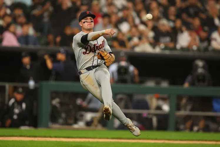 Murakami hits 3-run homer, White Sox top Tigers 3-1 to move into 1st place tie in AL Central